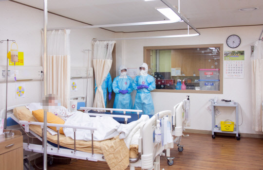 15일 오후 부산 북구 만덕동 해뜨락 요양병원 내부 모습. 최근 이 요양병원에서 직원과 환자 등 53명이 코로나19 확진 판정을 받았다.  [부산 북구 제공]